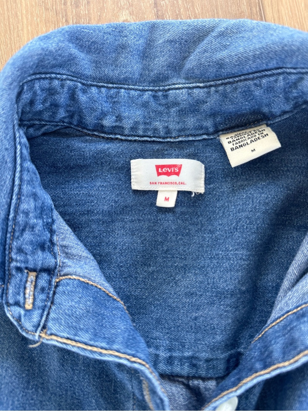 Levi's Women’s Classic Blue Denim Button-Up Shirt - Picture 5 of 6